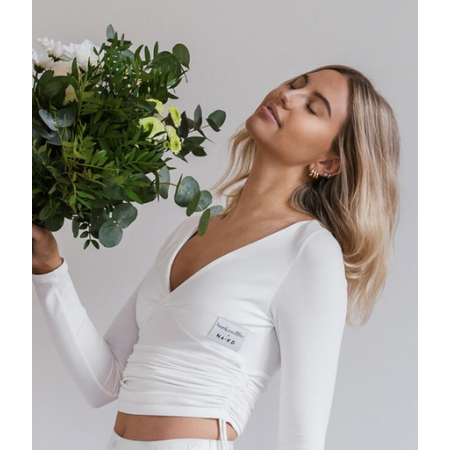 Biały longsleeve z marszczeniami po bokach